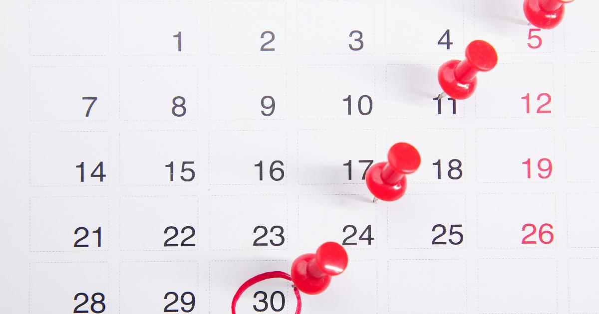 A retirement planning concept with cash, account statements, and a calendar showing how the early retirement plan depends on timing
