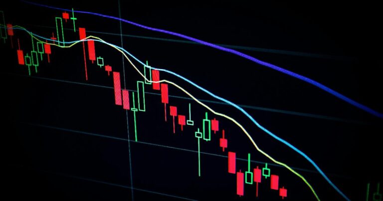 A calendar beside a stock chart illustrating how the worst year in the market changes with a longer time horizon